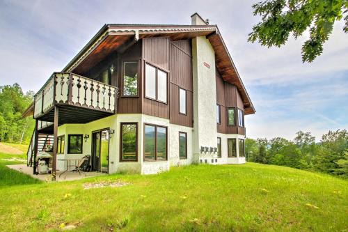 Scenic Bartlett Home w/Deck - 1 Mi to Storyland! in Bartlett