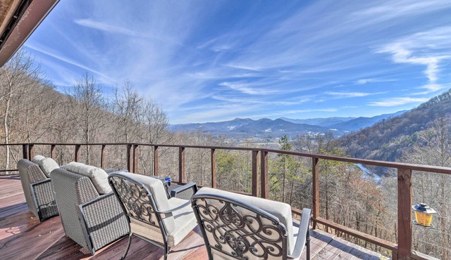 Scenic Pet-Friendly House w/Private Hot Tub!