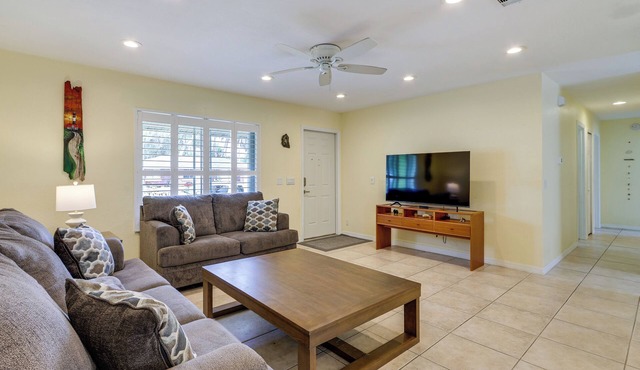Screened Porch + Patio: Group Getaway in Palm Bay!