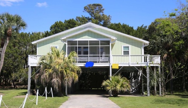 Seaglass 4bedroom 2bath with 8beds King bed WiFi Across from the beach Lg yard