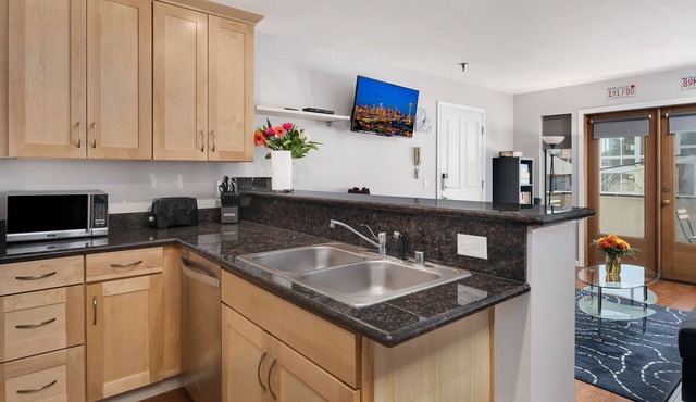 Seattle Vacation Home: Thomas Lodge "Boston" - Bright & Comfy, Large Balcony | Garage in Seattle
