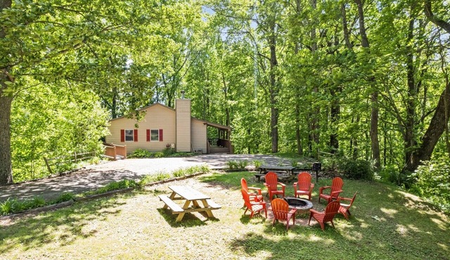 Secluded 4 Bedroom with Hot Tub. 5 minutes to town. MC friendly and accessible!