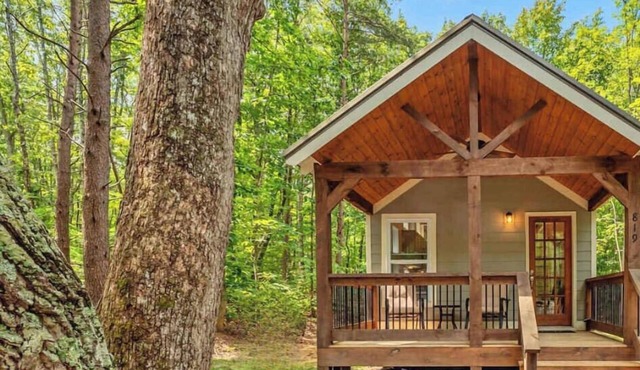 Secluded Bluebell Cottage with private fire pit!