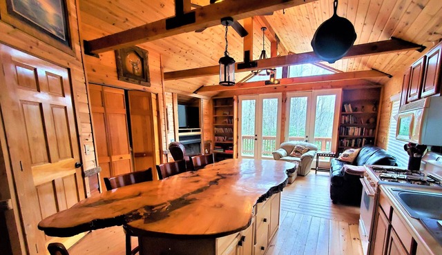 Secluded mountain cabin w. amazing views on 12 acres 3 miles to Blue Ridge Pkwy!