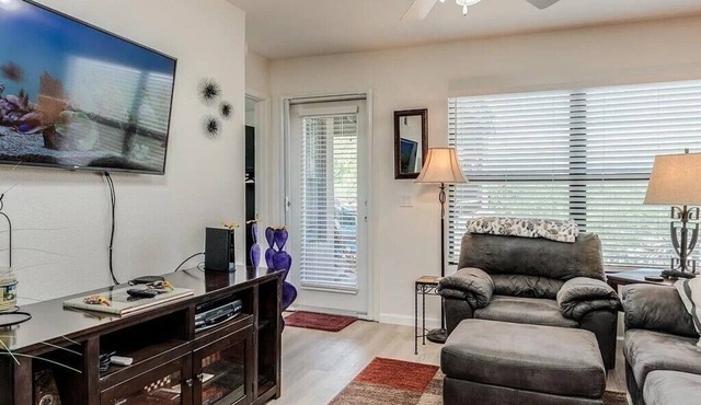 Second Floor Spacious 2 bedrm/1 bath with Fantastic Mountain Views in Tucson