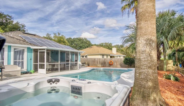 ~Secret Oasis Sleeps 8 Heated Pool & Spa~