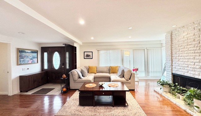 Serene Garden 4BR Elegant Interior in Thousand Oaks