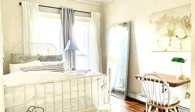 Shared Apartment Private Room: BU, Longwood/Harvard Medical, Fenway in Brookline