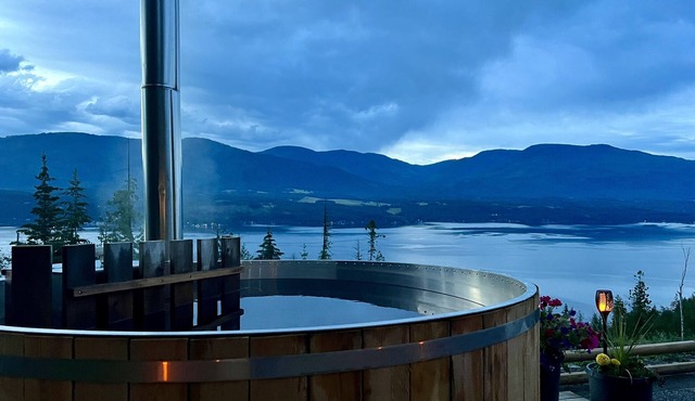Shuswap Sky Dome With wood Burning Hot Tub & Cozy Fireplace in Blind Bay