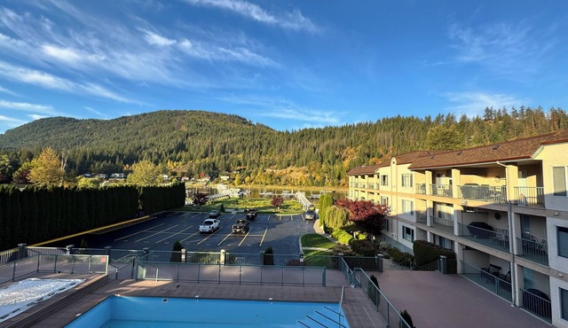 Sicamous - Spacious canal front condo with boat slip in Sicamous