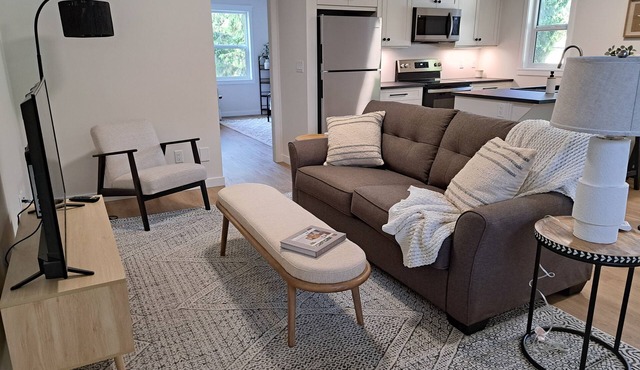 Sicamous Upper Suite - Licensedn in Sicamous