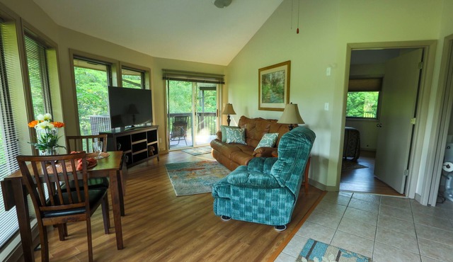 Single little detached round house with one queen bed, kitchenette, and bath