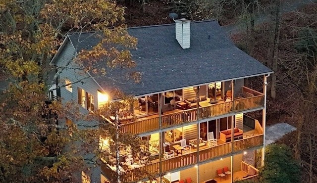 Sky's The Limit -Mountain view, golf course, waterfalls, game room. Sleeps 14 in Sky Valley