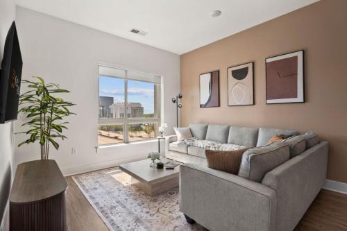 Skyline Suite - Free Parking, Pool, City Views in Charlotte