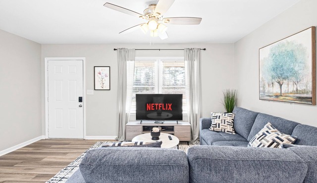 Sleek 3 BR home w/self check in Private!