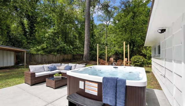 Sleeps 14, Hot Tub, Game Room, Fire pit, Pet-Friendly, Near Ft Benning & CSU