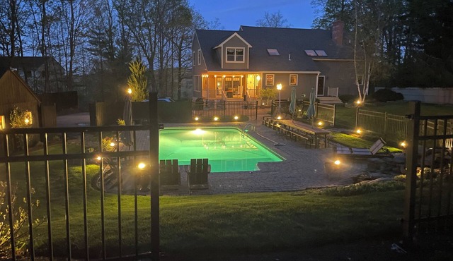Sleeps 15 Pool Retreat in Brimfield
