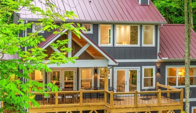 Slippery Rock Hideaway/Hot Tub/Views - NEW!