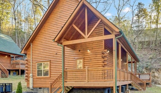 "Smoky Hollow"- Hot Tub, Pool, BBQ, XBox, and Games