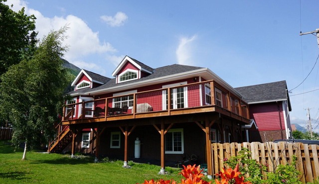 Sockeye house 420 3rd ave Large house located in downtown Accommodates up to 12 in Seward