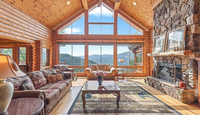 Song Bird Lodge in Gated Smoky Mountain Retreat Community