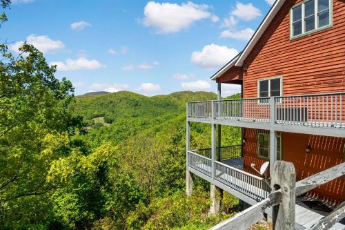 Songbird Sanctuary Under New Management, Hot Tub, Deck & Year-Round Views in Hendersonville