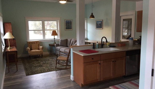 South Hero Guesthouse with lake access and great sunsets
