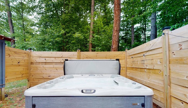 South Way Retreat | Dog-friendly house with hot tub & firepit, next to White Lake in Tamworth