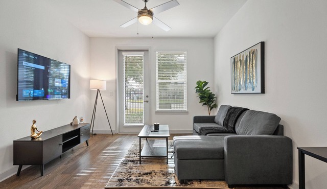 Spacious 1 BR Apt/King Bed/Pool/Gym/Close 2 Beach