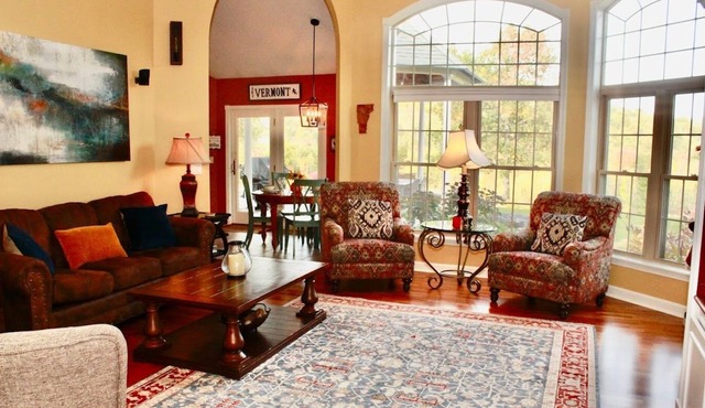 Spacious 1-level ranch, mtn. views, htd. flrs , fire pit, 10 mi. to Okemo!