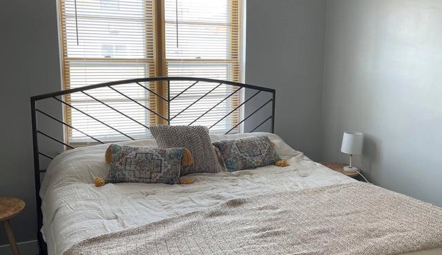 Spacious 2-bedroom apartment in amazing Dyersville with AC, WiFi in Dyersville
