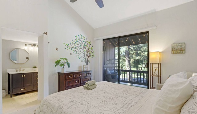 Spacious 2-bedroom + office townhome in Woodland Hills in Los Angeles
