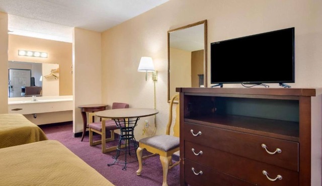 Spacious 2 Queen Beds | Smoking