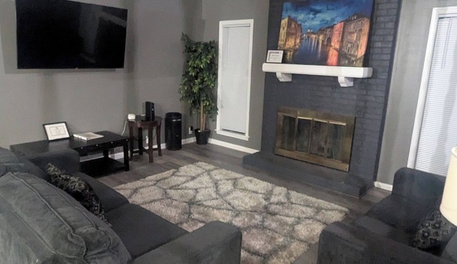 Spacious 4-bedroom estate in beautiful Albany with AC