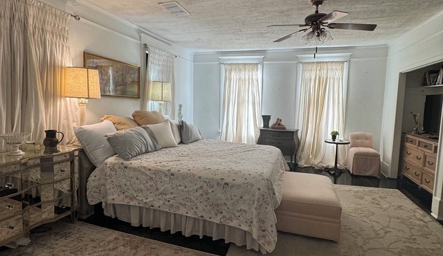 Spacious 4-bedroom farmhouse in peaceful Montgomery