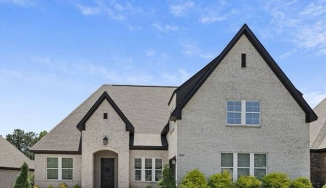 Spacious 4 BR House, w/game room in Auburn- 2.5 miles from AU Stadium- Homestay