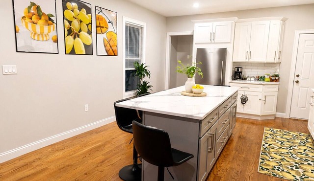 Spacious 4BDRM, Sleeps 15, in Boston with free parking, close to transportation. in Boston