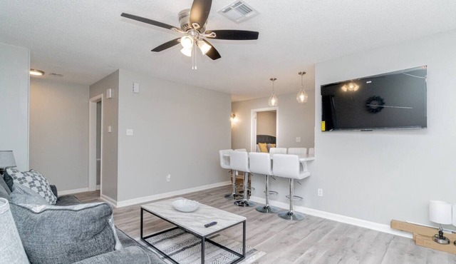 Spacious 4BR Work or Play Getaway Close to DT!