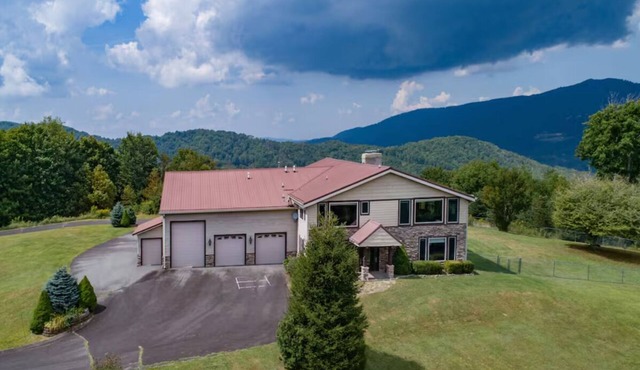 Spacious 6-bedroom house Sugar MTN Mansion 1mi to slope Hot Tub GrandfatherViews in Sugar Mountain
