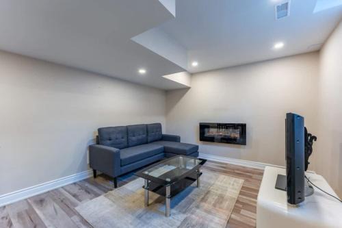 Spacious 7BR Home with Private Yard & Fast WiFi! in Brampton