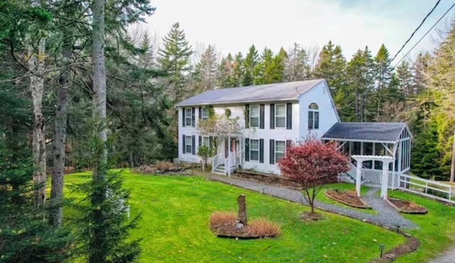 Spacious 8-bedroom 2 house on a nice private road