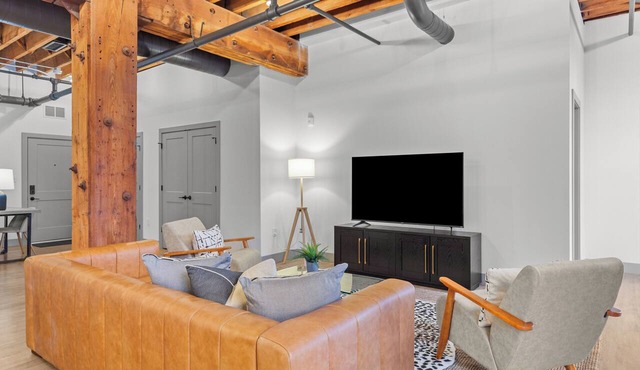 Spacious Bedroom Loft Walk to Arch + Convention Center + Gated Parking in St. Louis