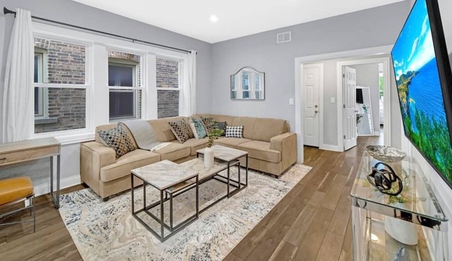 Spacious Haven | 8-Min to Chicago | Sleeps 10 in Forest Park