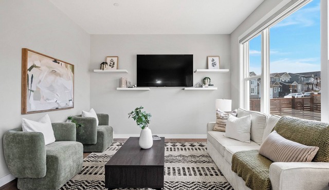 Spacious home 4BR 2.5 BA Near Airport & Banff in Calgary