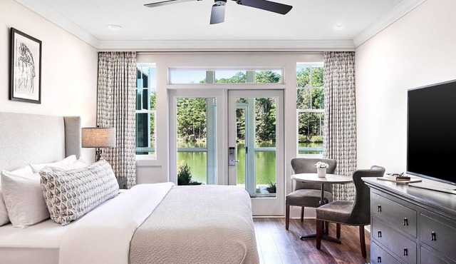 Spacious Lakefront Suite w/Screened Porch & WiFi - Pet Friendly