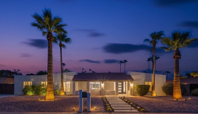 Spacious Oasis - Huge Backyard w/Fire pit + Pool in Scottsdale