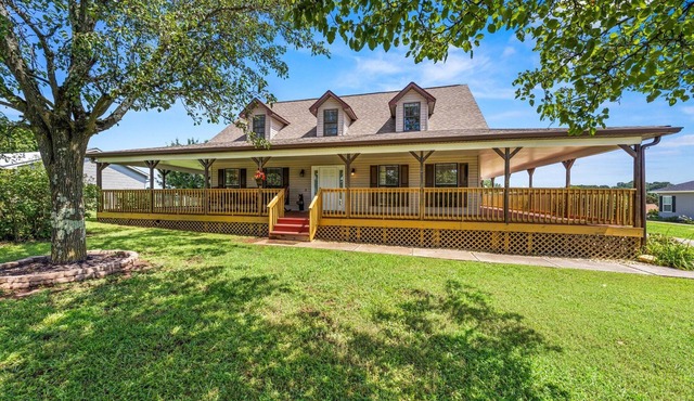 Spacious Pet Friendly Home -Mountain Views -BBQ grill -Fire Pit -Wrap Porch