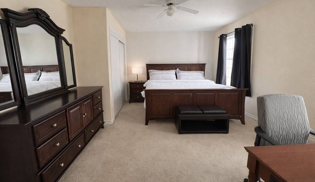 Spacious Private King Bedroom w/TV, Fridge, Desk—Brampton Shared Home, 2.5 Baths in Brampton