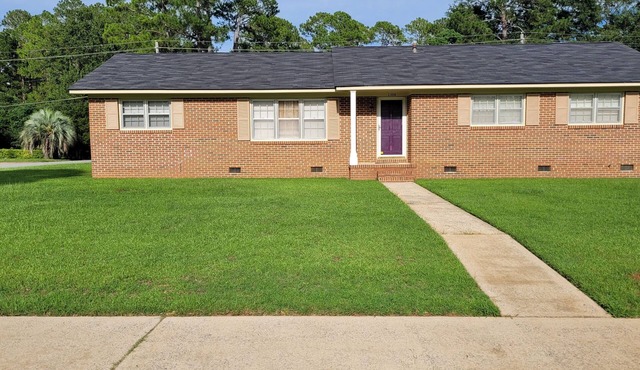 SPACIOUS SAFE HOME CLOSE TO HOSPITAL, MALL, & RESTAURANTS WITH BEAUTIFUL YARD!