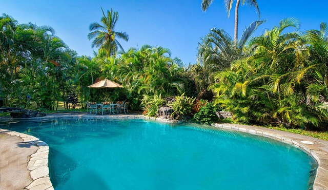 Spacious upscaled house with a huge private pool/spa & AC a few minutes 2 beach! in Kailua-Kona